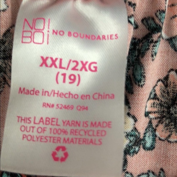 An XXL shirt but fits slim to body. - Picture 2 of 2